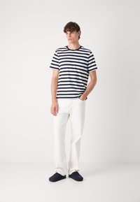 Tommy Hilfiger ESSENTIAL SOLID POCKET TEE - Paprasti marškinėliai - desert sky/white