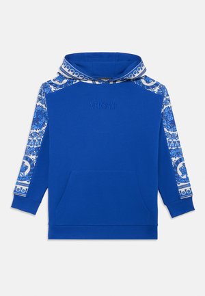 Sudadera azul con mangas blancas estampadas, que cuenta con un bolsillo frontal y el logo bordado de "VERSACE" en el pecho. Material de mezcla de algodón suave.