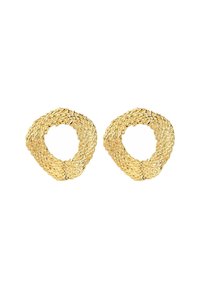 Pendientes de metal en tono dorado con un diseño trenzado, patrón de diamantes y una forma ovalada abierta con textura lisa y pulida.