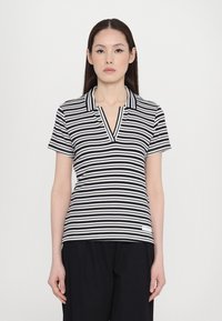 Ribakujuline polo särk, millel on V-kaelus, lühikesed varrukad, kerge kangaga, tumepunases ja valges värvitoonis ning tekstuurne viimistlus.