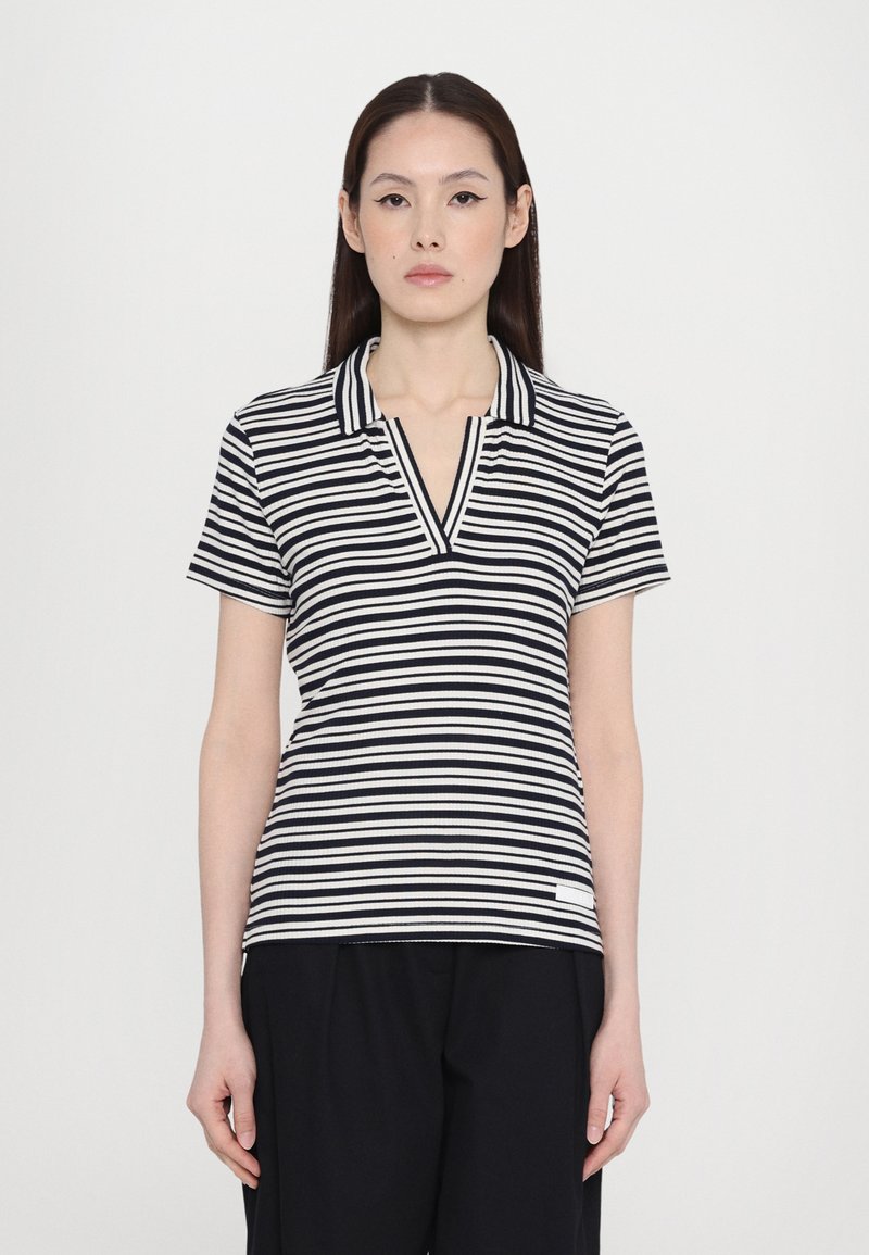 Ribakujuline polo särk, millel on V-kaelus, lühikesed varrukad, kerge kangaga, tumepunases ja valges värvitoonis ning tekstuurne viimistlus.