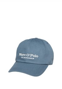 Casquette de baseball en coton bleu avec une visière incurvée, arborant un texte brodé blanc : "Marc O'Polo EST. À STOCKHOLM" à l'avant.