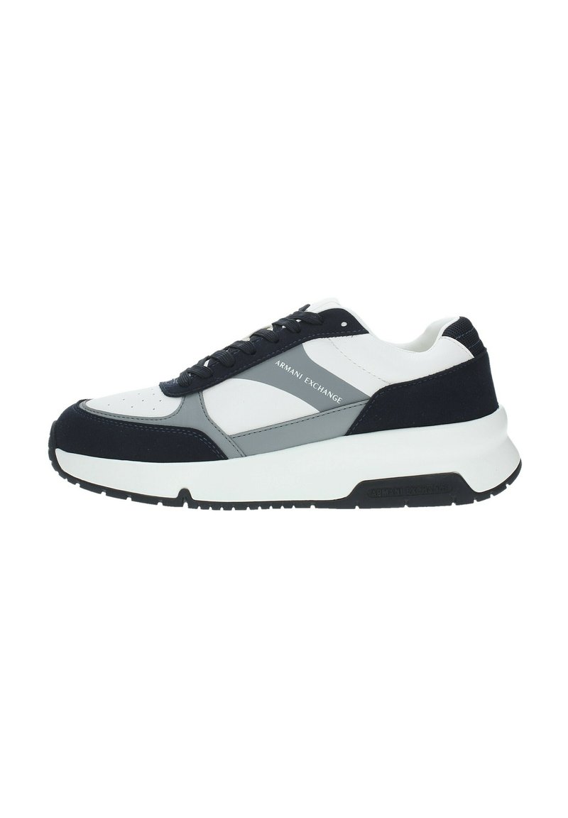 Sneaker bianco e navy con accenti grigi, caratterizzato da una tomaia in suede testurizzato e pelle liscia, suola in gomma nera e dettagli del logo.