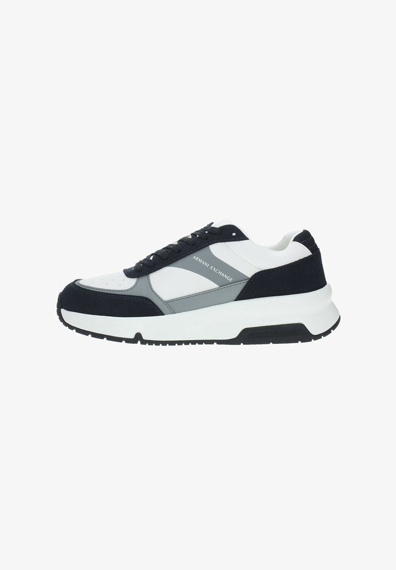 Sneaker bianco e navy con accenti grigi, caratterizzato da una tomaia in suede testurizzato e pelle liscia, suola in gomma nera e dettagli del logo.