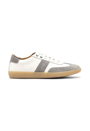 Białe i szare sneakersy z teksturowaną skórzaną oraz zamszową cholewką, z beżowymi akcentami, białymi sznurowadłami i gumową podeszwą z rowkowanym detalem.