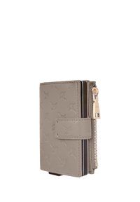 Gråbeige läderplånbok med präglat blommönster, dragkedja och magnetisk knapp. Har flera kortfack och ett myntfack.