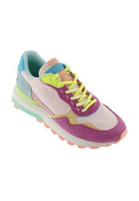 Zapatilla multicolor con parte superior de ante y malla en rosa, acentos en amarillo y azul, cordones verde neón y suela texturizada con tonos pastel.