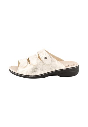 Witte open-toe sandaal met drie verstelbare banden en zwarte zool, ontworpen voor comfort en gemakkelijk dragen.