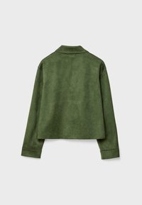 Veste courte en daim vert avec col, manches longues et détails de coutures visibles sur les poignets et les côtés. Texture lisse.