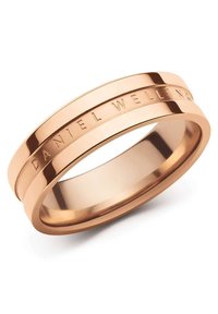 Ruusu kultainen sormus, jossa on kaksi kahta nauhaa, joiden pinta on kiillotettu ja ulkopuolella on kaiverrettu "DANIEL WELLINGTON" -yksityiskohta.