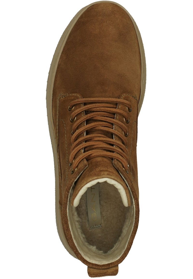 Bottine en suède marron avec un design à lacets, intérieur rembourré et semelle texturée. Dispose d'une doublure douce et d'une languette à l'arrière.
