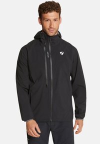 Chaqueta negra impermeable con cremallera frontal, capucha ajustable y logotipo en el pecho. Presenta puños forrados y un diseño elegante y ligero.