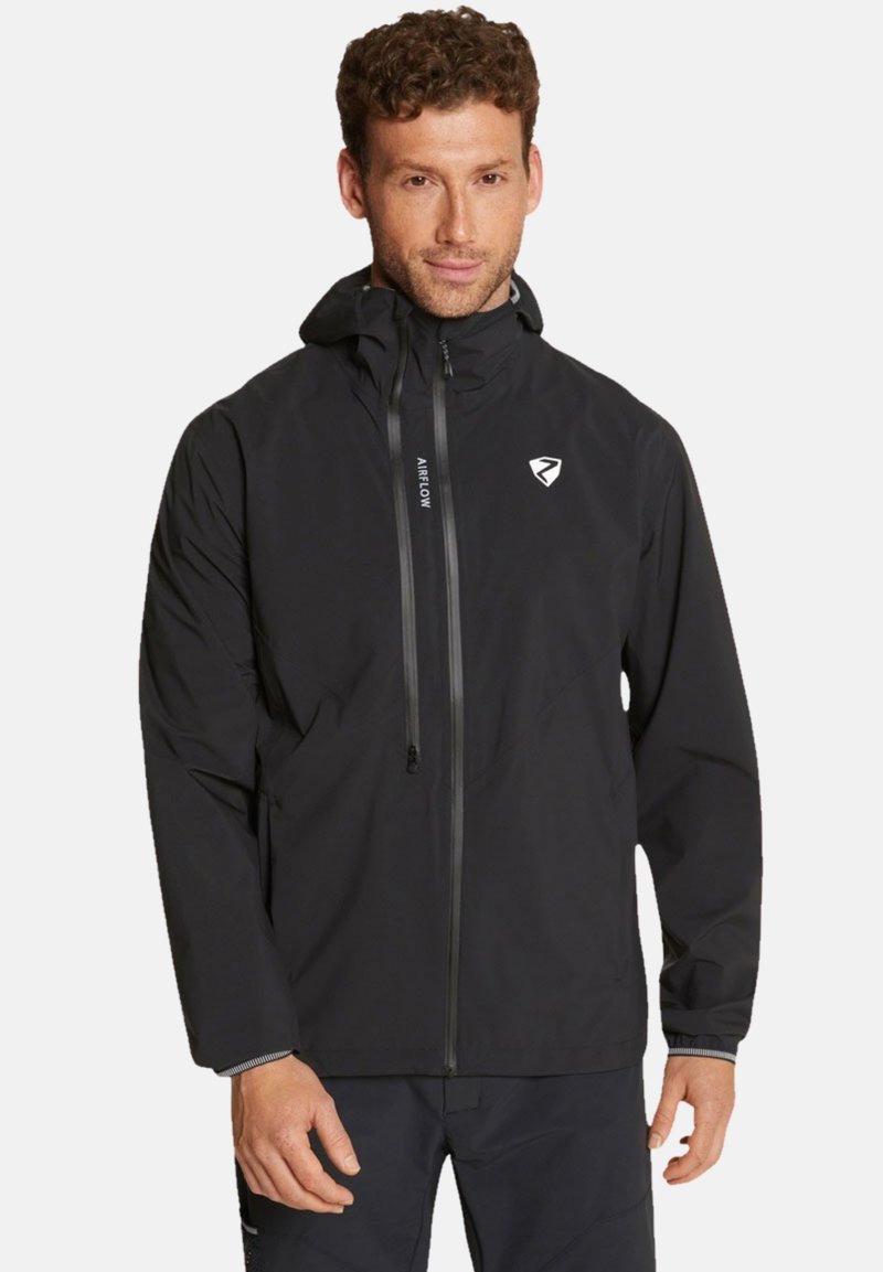 Chaqueta negra impermeable con cremallera frontal, capucha ajustable y logotipo en el pecho. Presenta puños forrados y un diseño elegante y ligero.