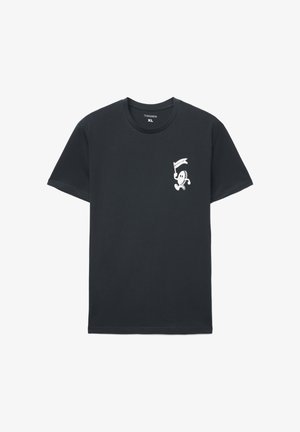 Czarna bawełniana koszulka z małym białym rysunkowym nadrukiem na lewej piersi i okrągłym dekoltem. Krótkie rękawy, standardowy krój.