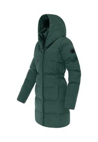 Manteau d'hiver vert avec capuche, doté d'une taille cintrée, d'une texture matelassée et d'un écusson rond sur la manche.