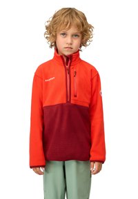 Pullover in pile rosso e bordeaux con colletto alto, tasca sul petto con cerniera e logo; presenta maniche lunghe e una texture morbida.