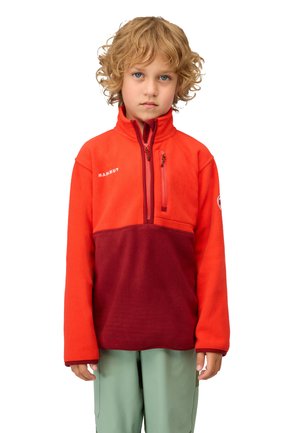 Roter und kastanienbrauner Fleece-Pullover mit hohem Kragen, Reißverschluss-Brusttasche und Logo; verfügt über lange Ärmel und eine weiche Textur.