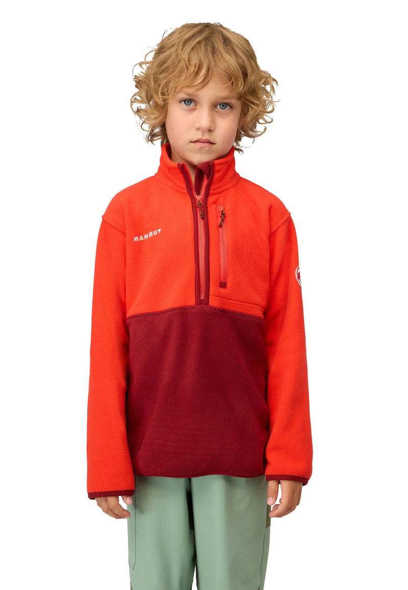 Pullover in pile rosso e bordeaux con colletto alto, tasca sul petto con cerniera e logo; presenta maniche lunghe e una texture morbida.