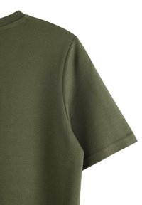 Olivegreenowy t-shirt z krótkim rękawem, prezentujący tylną część ramienia i rękaw z widocznym szyciem na białym tle.