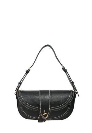 Sac d'épaule en cuir noir avec surpiqûres blanches, rabat courbé, bandoulière réglable et un charm en forme de cœur doré et noir à l'avant.