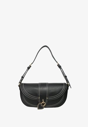 Sac d'épaule en cuir noir avec surpiqûres blanches, rabat courbé, bandoulière réglable et un charm en forme de cœur doré et noir à l'avant.