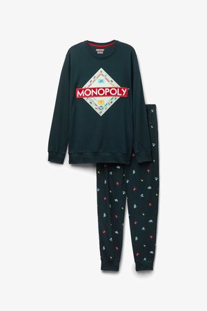 Tmavě zelený pyžamový set obsahující top s dlouhým rukávem se značkou Monopoly a grafikou diamantů, doplněný kalhotami zdobenými barevnými herními prvky.