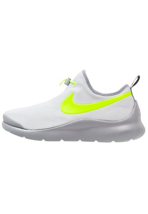 Světle šedá sportovní obuv na klouzání se neonově žlutým logem Nike, elastickým šněrováním a silnou šedou podrážkou.
