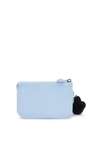 Custodia azzurra chiusa con cerniera realizzata in tessuto con superficie texturizzata, dotata di un charm pom-pom nero attaccato alla cerniera.