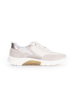 Chaussure de sport basse avec panneaux en daim blanc et beige ainsi qu'en mesh, lacets blancs, semelle épaisse blanche, et un petit coussinet beige inséré.