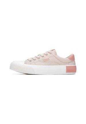 Zapatillas de lona rosa claro con puntera y suela de goma blanca, con detalles cosidos y una etiqueta con logotipo en el lateral. Textura suave.