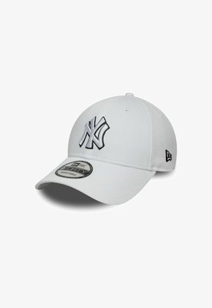 Cappellino da baseball bianco con visiera curva, caratterizzato da un logo NY ricamato in nero. Realizzato in tessuto con una linguetta regolabile sul retro.
