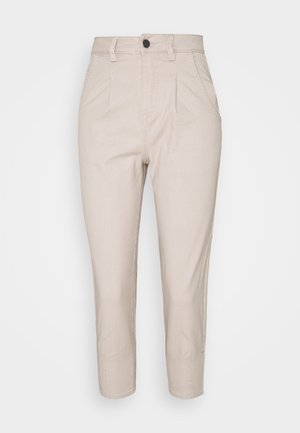 Beige kurze Hosen aus einem Baumwollmischgewebe, mit Knopfverschluss, zwei vorderen Falten und geradem Schnitt mit umgenähten Säumen.