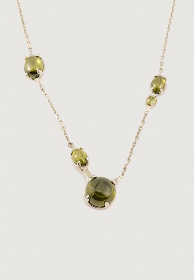 Ogrlica od zelenih gemstones s više okruglih kamenčića postavljenih u srebro, sa delikatnim lancem i različitim veličinama i rasporedima kamenčića.