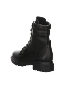 Černé kožené kotníkové boty s kulatou špičkou, šněrováním po přední části, polstrovaným límcem a robustní strukturální podrážkou. Jednoduchý design a hladká textura.