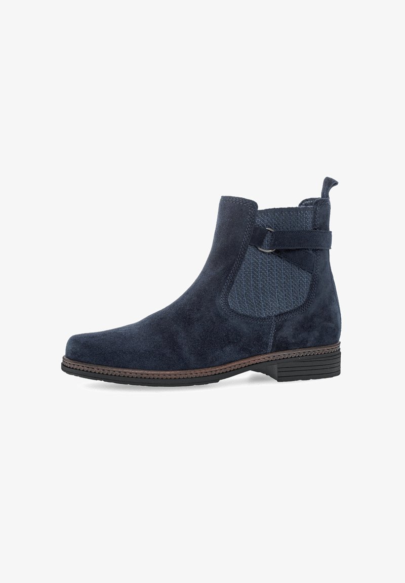 Marineblaue Wildleder-Ankle-Boots mit einem strukturierten elastischen Einsatz, abgerundeter Spitze und einem dekorativen Riemen. Niedriger Blockabsatz und kontrastierende Sohle.