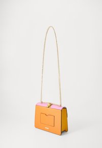 Borsa a forma rettangolare realizzata in morbida pelle arancione e rosa, con una tracolla in metallo dorato e una tasca frontale con chiusura magnetica.
