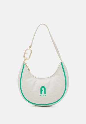 Pieni beige puolikuun muotoinen käsilaukku, jossa vihreä reunus, kultainen lukko, yksiosainen hihna ja Furla-logo keskellä edessä.