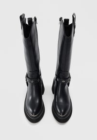 Melna ādas potītes zābaki ar plašu šahtu, izturīgu blokveida papēdi un dekoratīvu zvaigžņu apdari ap potīti. Aizmugurējā rāvējslēdzēja aizdare.