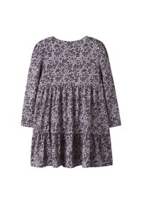 Mädchenkleid mit langen Ärmeln und gestuften Ebenen, lila und schwarzes Blumenmuster auf helllavendelfarbenem Hintergrund, Rückansicht.