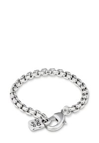 Pulsera de cadena de plata con eslabones ovalados, que presenta un cierre de langosta y una etiqueta grabada con "UNO de 50." Superficie lisa y brillante con un diseño elegante.