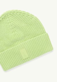 Jasnozielona dziana czapka typu beanie z prążkowanym wzorem, z płaskim mankietem. Zawiera małą prostokątną naszywkę z logo z przodu.
