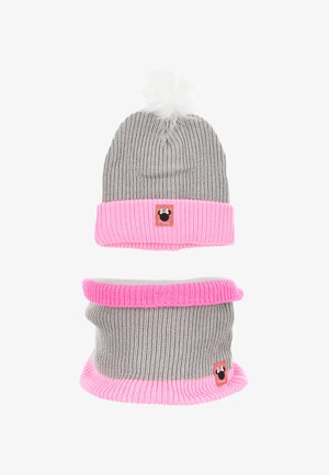 Grijze gebreide beanie met een roze geribde omslag en een witte pompon; bijpassende grijze sjaal met een roze rand; voorzien van een zwart logo-embleem.