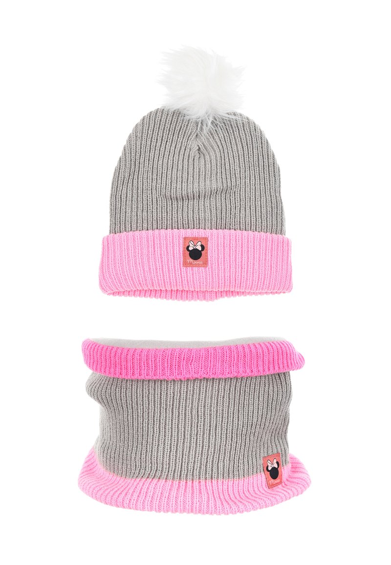 Gorro de punto gris con un ribete rosa y un pom-pom blanco; cuello gris a juego con un borde rosa; presenta un parche de logo negro.
