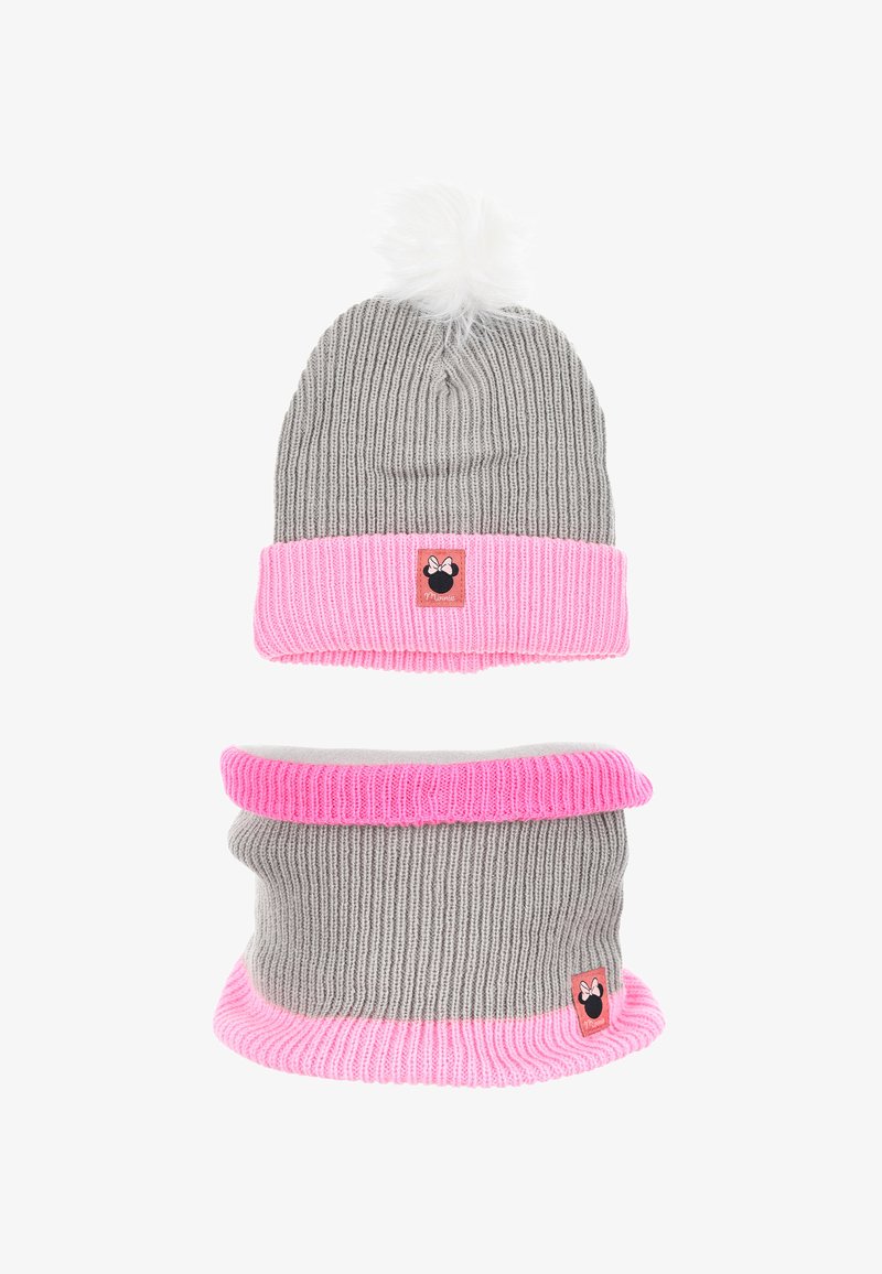 Gorro de punto gris con un ribete rosa y un pom-pom blanco; cuello gris a juego con un borde rosa; presenta un parche de logo negro.