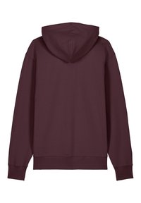 Bordeaux pullover hoodie met een grote capuchon, lange mouwen en geribbelde boorden. De stof lijkt zacht, met een gladde textuur en geen zichtbare patronen.