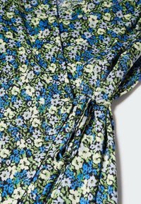 Blumenkleid mit schwarzem Hintergrund und blauen sowie grünen Blumen, gefertigt aus weichem Stoff mit einer gebundenen Detail am Taillengebiet.