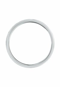 Semplice fede nuziale in argento lucido con bordo arrotondato e liscio, mostrata su uno sfondo bianco.