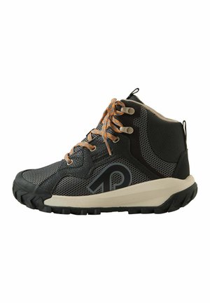 Schwarzer und grauer wasserdichter High-Top-Wanderschuh mit dicker Profilsohle und orange gemusterten Schnürsenkeln auf weißem Hintergrund.