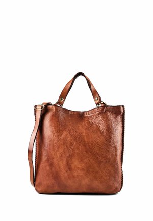 Bolso tote de cuero marrón texturizado con dos asas y una correa de hombro ajustable sobre un fondo blanco.