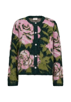 Groene pluizige cardigan met groot roze bloemmotief en zilveren knopen aan de voorkant.